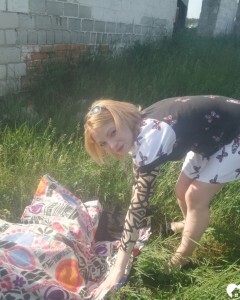 Horny beauty showing her ass in the countryside