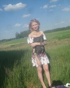 Horny beauty showing her ass in the countryside