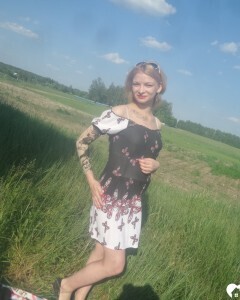 Horny beauty showing her ass in the countryside