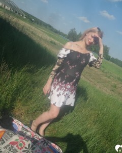 Horny beauty showing her ass in the countryside