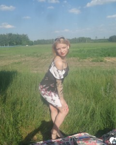 Horny beauty showing her ass in the countryside