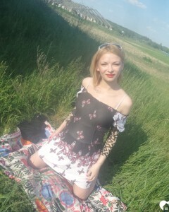 Horny beauty showing her ass in the countryside