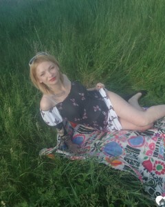 Horny beauty showing her ass in the countryside