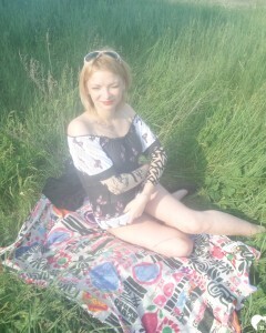 Horny beauty showing her ass in the countryside