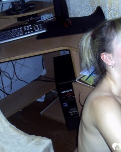 Girlfriend takes a break from work to suck