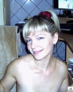 Girlfriend takes a break from work to suck