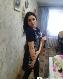 Brunette loves her new buttplug inside of her