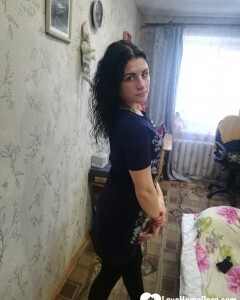 Brunette loves her new buttplug inside of her