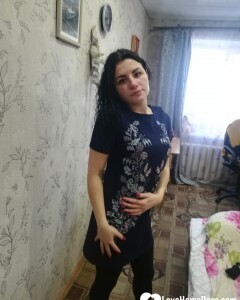 Brunette loves her new buttplug inside of her