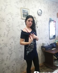 Brunette loves her new buttplug inside of her