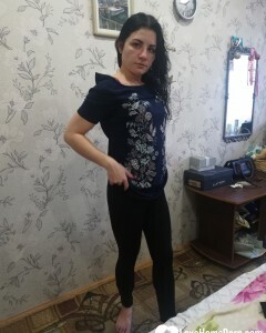 Brunette loves her new buttplug inside of her