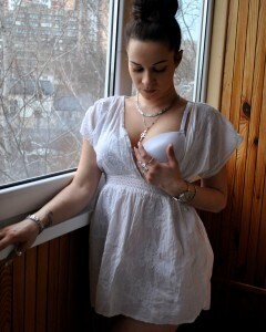 Brunette loves to play with her wet cunt