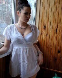 Brunette loves to play with her wet cunt