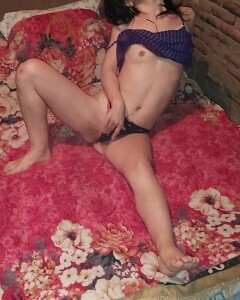 Brunette babe shows all of her good bits