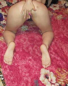 Brunette babe shows all of her good bits