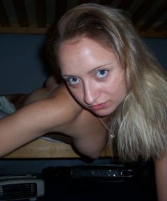 Sexy amateur teen gf shows her nice tits