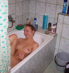 Sexy amateur teen gf shows her nice tits