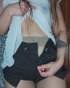 Big booty babe looking for a donger