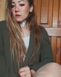 Big booty babe looking for a donger