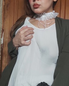 Big booty babe looking for a donger