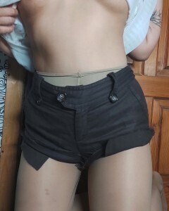 Big booty babe looking for a donger