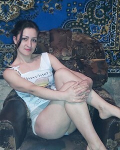 Lonely brunette girlfriend takes some hot nudes