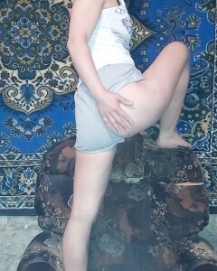 Lonely brunette girlfriend takes some hot nudes