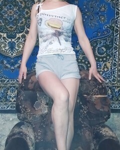 Lonely brunette girlfriend takes some hot nudes