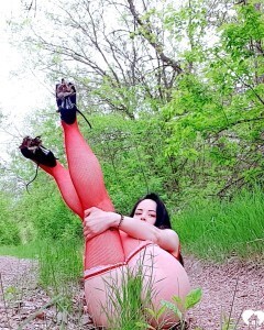 Big booty babe flaunting her goods in nature