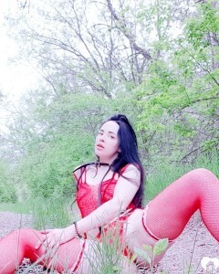 Big booty babe flaunting her goods in nature