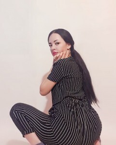 Sexy office worker teases with her perfect ass