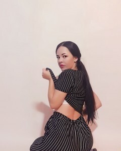 Sexy office worker teases with her perfect ass