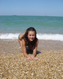 Pretty teen with a big ass makes horny nude pictures