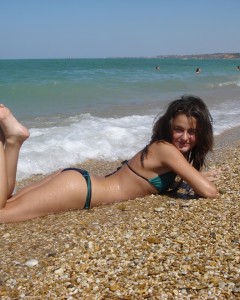 Pretty teen with a big ass makes horny nude pictures