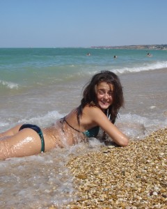 Pretty teen with a big ass makes horny nude pictures