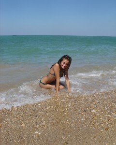 Pretty teen with a big ass makes horny nude pictures