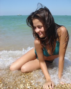 Pretty teen with a big ass makes horny nude pictures