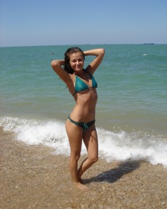 Pretty teen with a big ass makes horny nude pictures