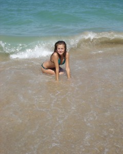 Pretty teen with a big ass makes horny nude pictures