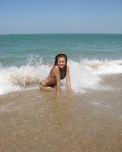 Pretty teen with a big ass makes horny nude pictures