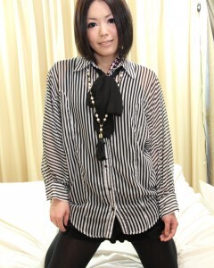 Hot Asian babe exposes her stunning figure