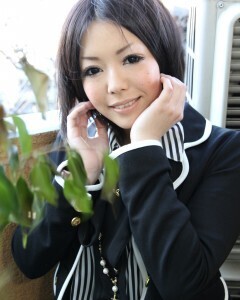 Hot Asian babe exposes her stunning figure