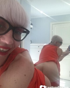 Blonde MILF with glasses teasing with nudes