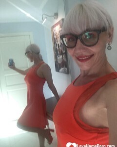 Blonde MILF with glasses teasing with nudes