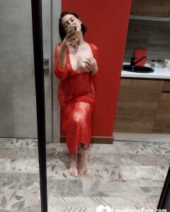 Petite hottie loves teasing with her booty