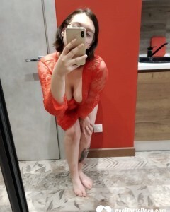 Petite hottie loves teasing with her booty