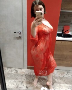 Petite hottie loves teasing with her booty