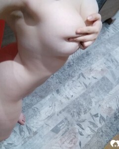 Petite hottie loves teasing with her booty