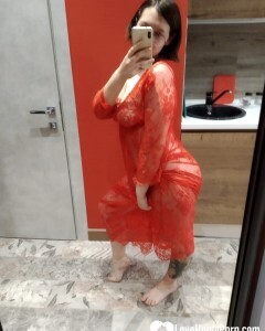 Petite hottie loves teasing with her booty