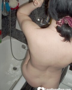 Hot brunette girlfriend shaving her pretty pussy